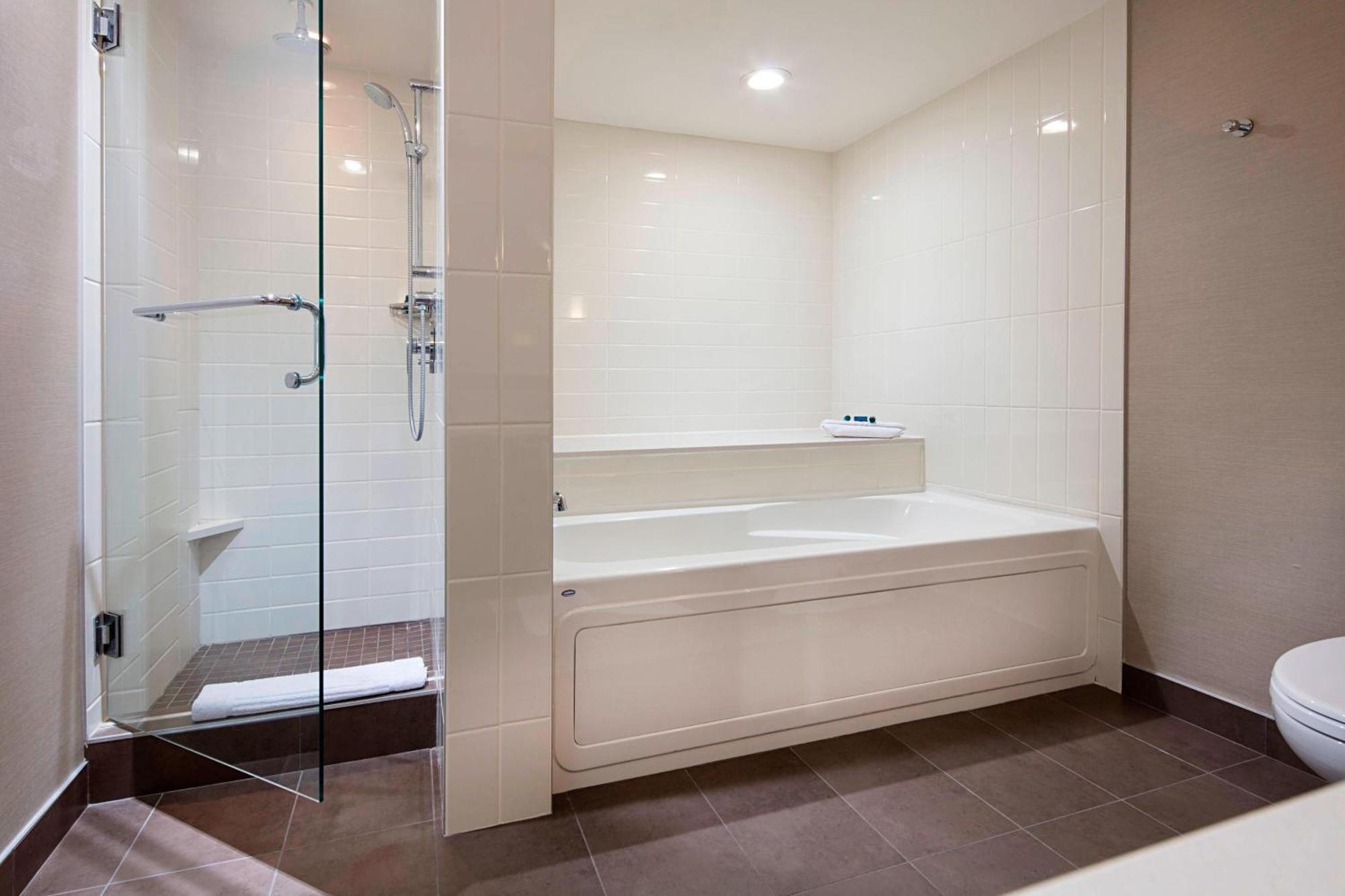 Delta Hotels By Marriott Edmonton South Conference Centre Extérieur photo