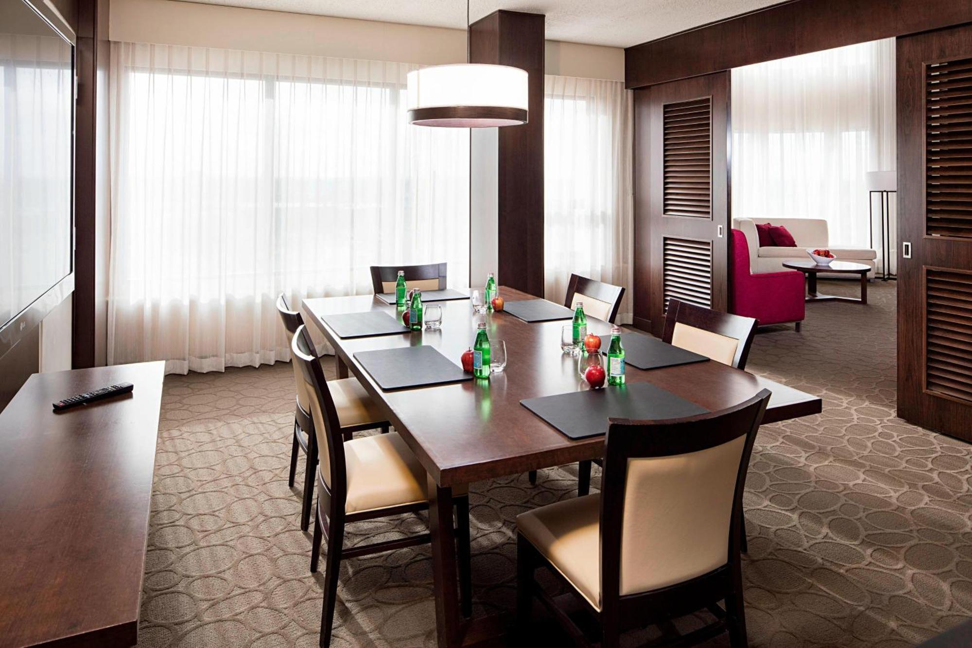 Delta Hotels By Marriott Edmonton South Conference Centre Extérieur photo